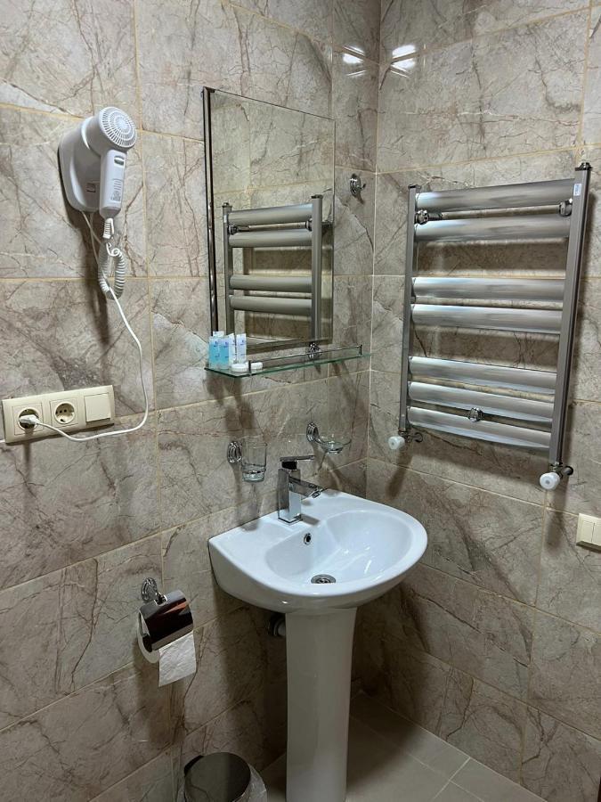 Hotel Khulo Lnn Bagian luar foto